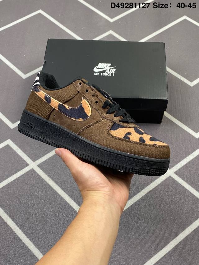 公司级耐克Nike Air Force 1‘07 空军一号低帮百搭休闲运动板鞋。柔软、弹性十足的缓震性能和出色的中底设计，横跨复古与现代的外型结合，造就出风靡全