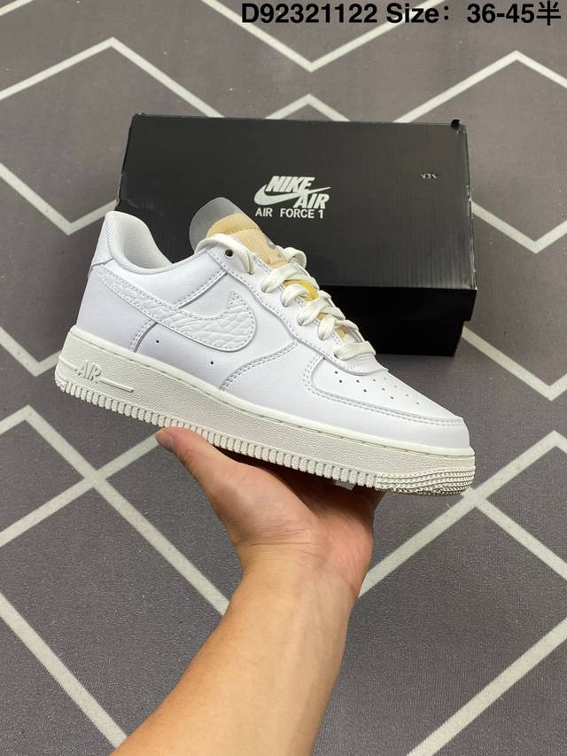 公司级耐克Nike Air Force 1’07 空军一号低帮百搭休闲运动板鞋。柔软、弹性十足的缓震性能和出色的中底设计，横跨复古与现代的外型结合，造就出风靡全