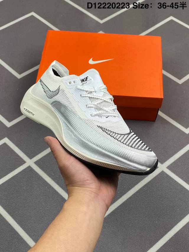 耐克Zoomx Vaporfly Next%马拉松二代 使用全新 Vaporweave 科技打造鞋面，中底搭载 Zoomx 缓震科技 中底内里搭配全掌碳板，宽阔