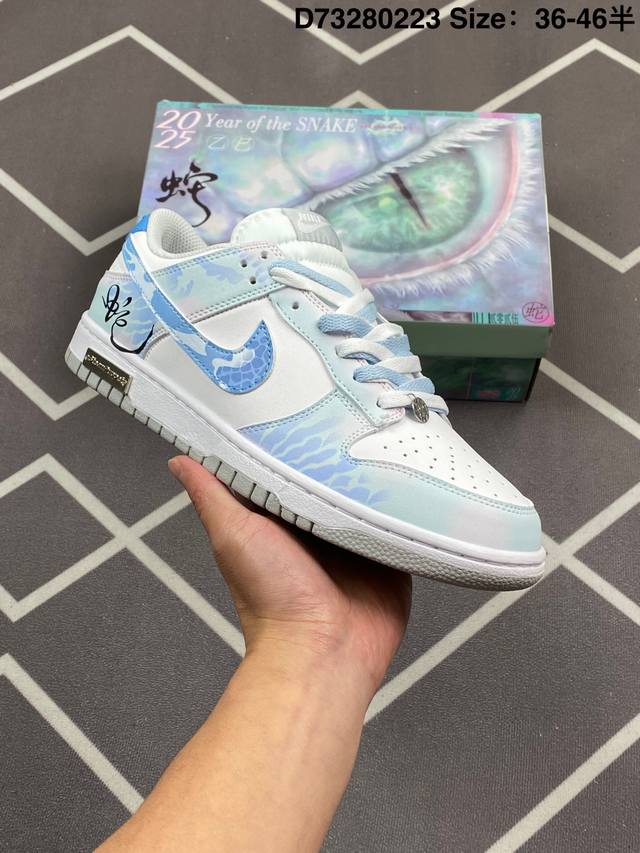 耐克 Nike Sb Dunk Low Pro 男女同款运动鞋复古板鞋，采用柔软皮革鞋面，经久耐穿，塑就如元年款 Dunk 般的复古质感。鞋头透气孔，搭配鞋口和