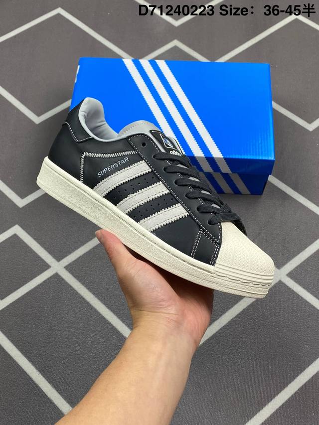 阿迪达斯 Adidas Superstar 三叶草经典贝壳头系列 新款休闲板鞋潮流男女士运动鞋 。鞋面柔软皮革材质 标志性的贝壳鞋头，锯齿三条纹，简约的线条。就