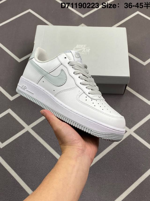 真标耐克Nike Air Force 1“07空军一号低帮百搭休闲运动板鞋。柔软、弹性十足的缓震性能和出色的中底设计，横跨复古与现代的外型结合，造就出风靡全球三