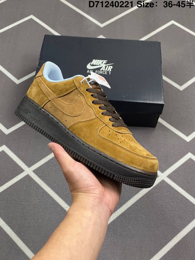 真标耐克Nike Air Force 1“07 Lx 空军一号低帮百搭休闲运动板鞋。柔软、弹性十足的缓震性能和出色的中底设计，横跨复古与现代的外型结合，造就出风