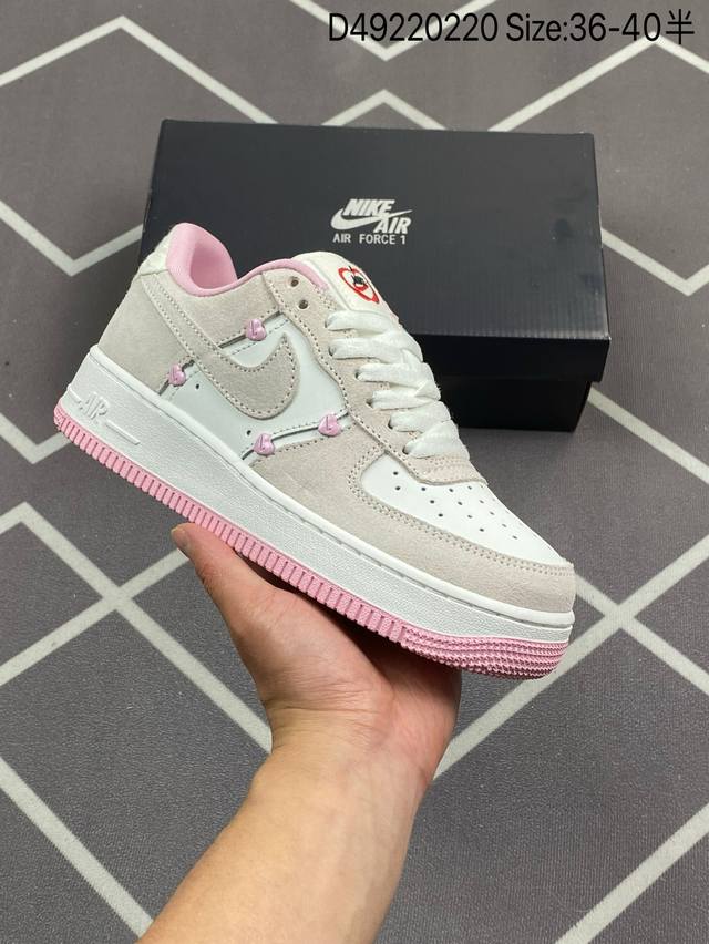 耐克 Nike Air Force 1 '07 Low 空军一号含气垫 低帮百搭厚底增高休闲运动板鞋。柔软、弹性十足的缓震性能和出色的中底设计，蛇年限定横跨复古