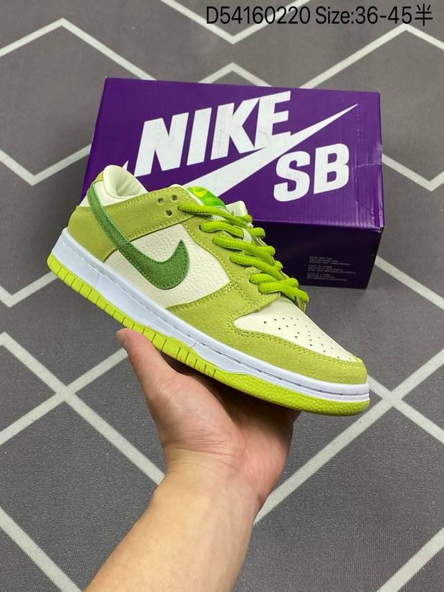 耐克 Nike Sb Dunk Low Pro 男女同款运动鞋复古板鞋，采用柔软皮革鞋面，经久耐穿，塑就如元年款 Dunk 般的复古质感。鞋头透气孔，搭配鞋口和