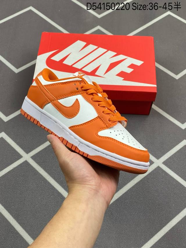 耐克 Nike Sb Dunk Low Pro 男女同款运动鞋复古板鞋，采用柔软皮革鞋面，经久耐穿，塑就如元年款 Dunk 般的复古质感。鞋头透气孔，搭配鞋口和