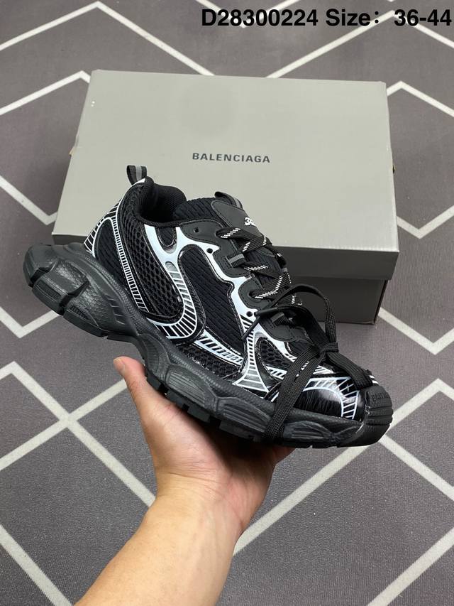 公司级Balenciaga 巴黎世家 采用环保再生超纤革与网眼织物鞋面材质 原鞋一致重度做旧效果 ，全原装Eva环保去臭环型鞋垫，全新开发5层私模,搭载轻量发泡