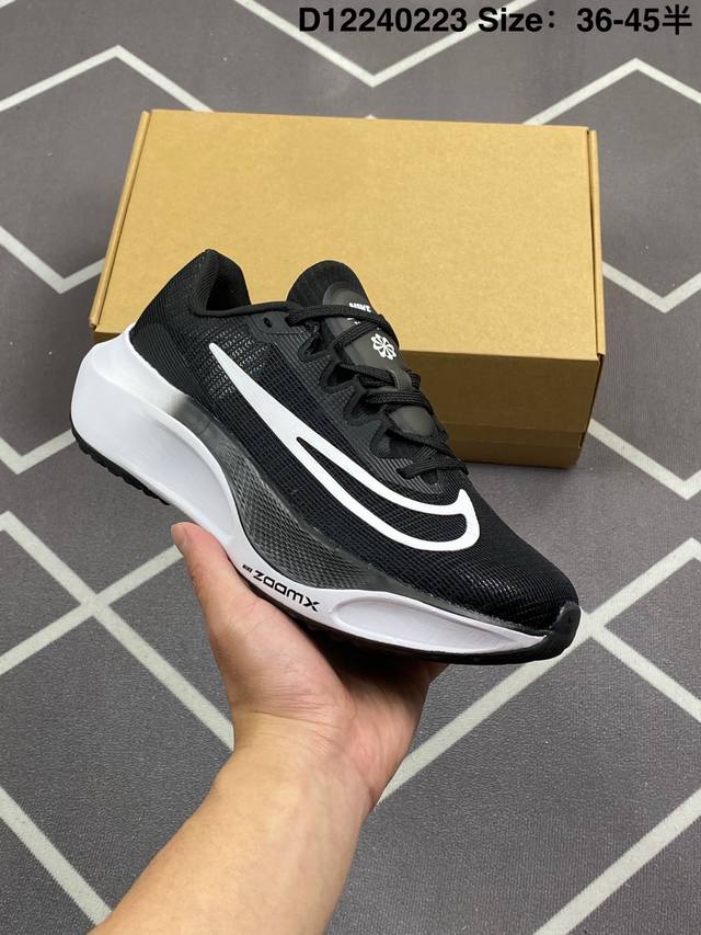 Nk Zoom Fly 5超轻跑步鞋 React 泡棉轻盈跑步鞋 公司级 中底采用React技术 轻盈耐穿泡绵打造 跑步体验非常舒适 这款鞋相较于之前的 Zoo