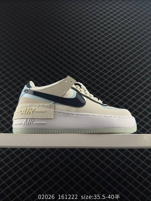 空军马卡龙果冻系列 耐克 Nike Air Force 1 Shadow Af1解构机能拼接 空军一号轻量增高魔术贴低帮百搭板鞋，一改原先的常规 Swoosh