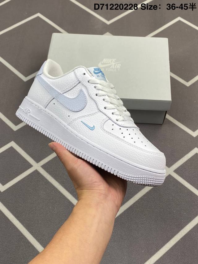 耐克Nike Air Force 1“07空军一号低帮百搭休闲运动板鞋。柔软、弹性十足的缓震性能和出色的中底设计，横跨复古与现代的外型结合，造就出风靡全球三十多