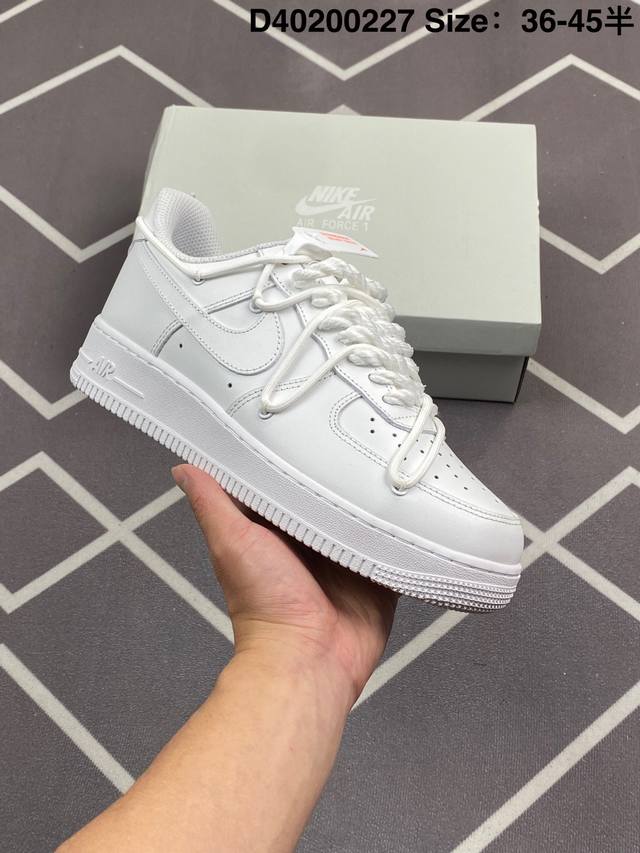 真标耐克Nike Air Force 1“07空军一号低帮百搭休闲运动板鞋。柔软、弹性十足的缓震性能和出色的中底设计，横跨复古与现代的外型结合，造就出风靡全球三