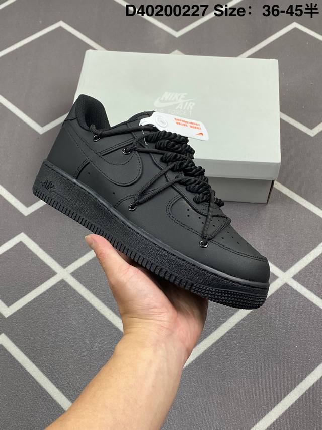 真标耐克Nike Air Force 1“07空军一号低帮百搭休闲运动板鞋。柔软、弹性十足的缓震性能和出色的中底设计，横跨复古与现代的外型结合，造就出风靡全球三