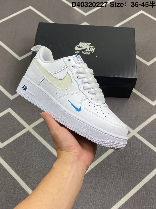 耐克Nike Air Force 1‘07 空军一号低帮百搭休闲运动板鞋。柔软、弹性十足的缓震性能和出色的中底设计，横跨复古与现代的外型结合，造就出风靡全球三十