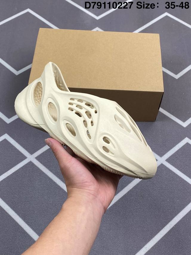 酷似洞鞋洞的 Yeezy Foam Runner 更多实物在照网曝上光，今打夏算尝鲜朋的友们可趁以早 这款新型鞋采用100% 的保环材藻质类打造，一体化身鞋设搭