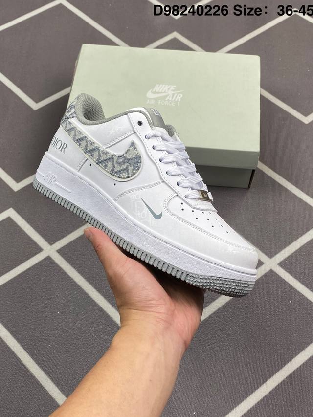 真标耐克Nike Air Force 1“07空军一号低帮百搭休闲运动板鞋。柔软、弹性十足的缓震性能和出色的中底设计，横跨复古与现代的外型结合，造就出风靡全球三