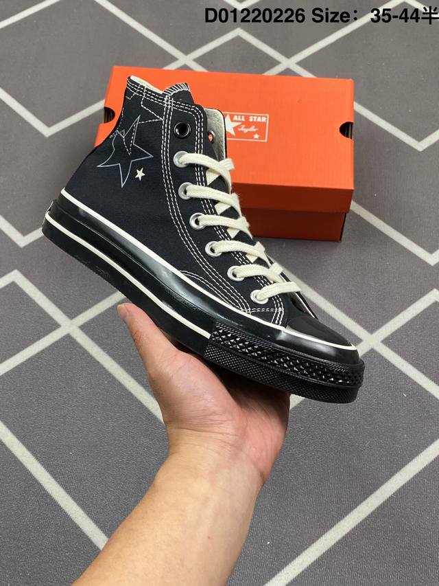 春夏新款只为你″星 动鸳鸯鞋 Converse Chuck 1970S 五星缝线白粉蓝鸳鸯 五星图案 风格清新 鞋身星星图案一边白色帆布粉围条 一边白色帆布蓝围