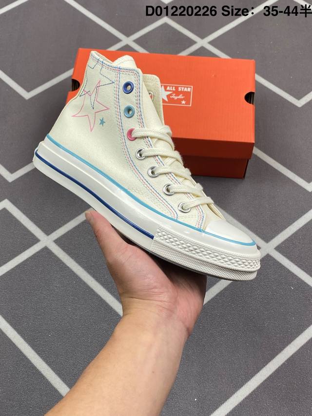 春夏新款只为你″星 动鸳鸯鞋 Converse Chuck 1970S 五星缝线白粉蓝鸳鸯 五星图案 风格清新 鞋身星星图案一边白色帆布粉围条 一边白色帆布蓝围