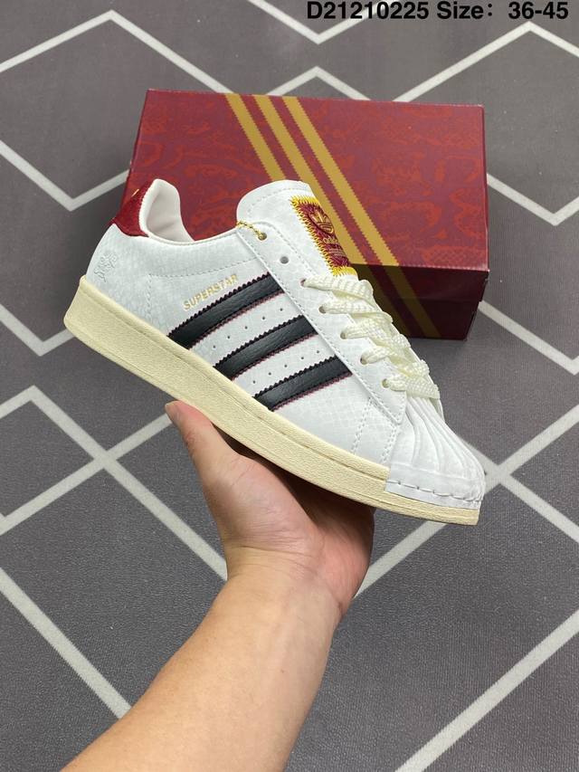 真标阿迪达斯Adidas三叶草 Originals Superstar贝壳头系列低帮经典百搭休闲运动板鞋 蛇年限定款新年款经典运动鞋贝壳头 以白色为主 后跟和鞋