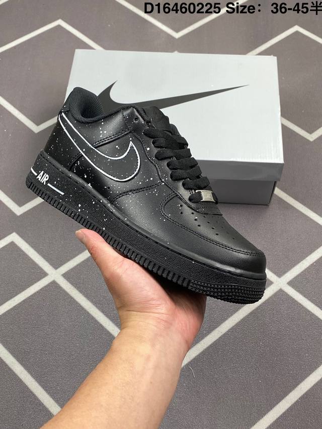 耐克 Nike Air Force 1 ’07 空军一号绑带低帮百搭休闲运动板鞋。柔软、弹性十足的缓震性能和出色的中底设计，横跨复古与现代的外型结合，造就出风靡