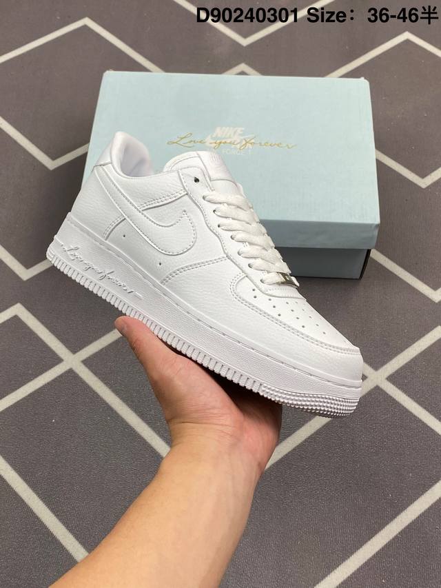 真标耐克Nike Air Force 1“07空军一号低帮百搭休闲运动板鞋。柔软、弹性十足的缓震性能和出色的中底设计，横跨复古与现代的外型结合，造就出风靡全球三