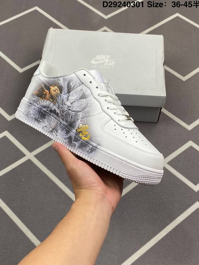 耐克 Nike Air Force 1 ’07 空军一号低帮百搭休闲运动板鞋。柔软、弹性十足的缓震性能和出色的中底设计，横跨复古与现代的外型结合，造就出风靡全球