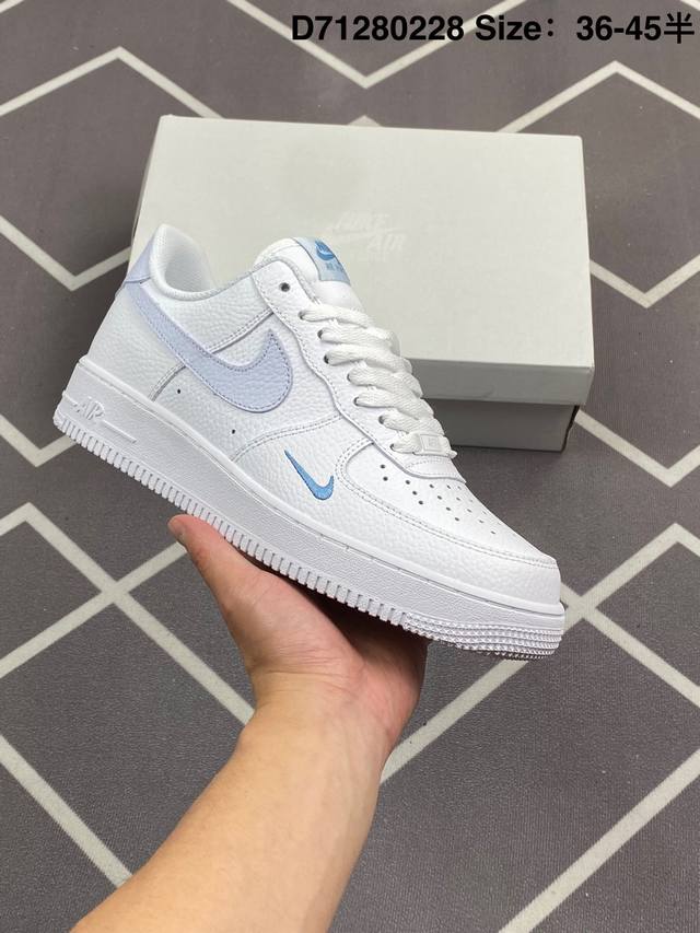 耐克Nike Air Force 1“07空军一号低帮百搭休闲运动板鞋。柔软、弹性十足的缓震性能和出色的中底设计，横跨复古与现代的外型结合，造就出风靡全球三十多