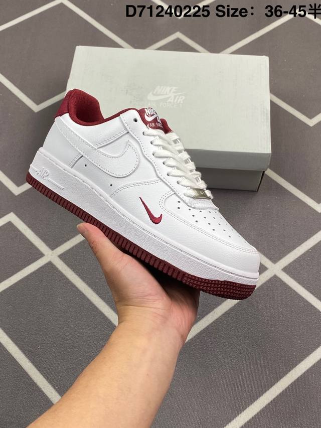 真标耐克Nike Air Force 1“07空军一号低帮百搭休闲运动板鞋。柔软、弹性十足的缓震性能和出色的中底设计，横跨复古与现代的外型结合，造就出风靡全球三