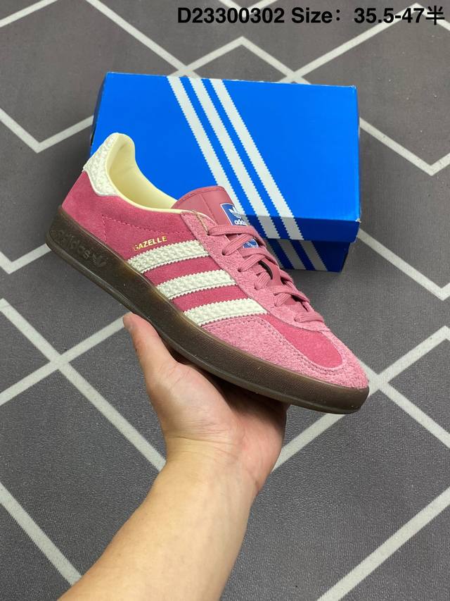 阿迪达斯 Adidas Originals Gazelle Indoor 复古三叶草防滑透明橡胶板鞋经典运动鞋。这款经典鞋,忠于原版设计,缀撞色三条纹和鞋跟饰片