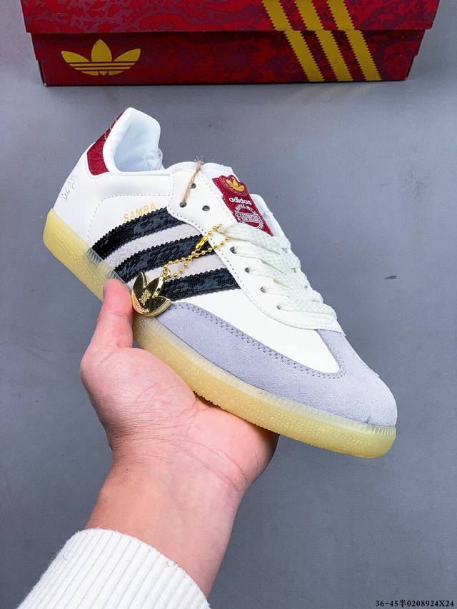 二层真标！Adidas Samba Og 经典鞋款 Adidas 近70年的经典Samba Og 修长的鞋楦,略微尖尖的鞋头,翻毛皮的鞋头拼接,这些我们都看得到