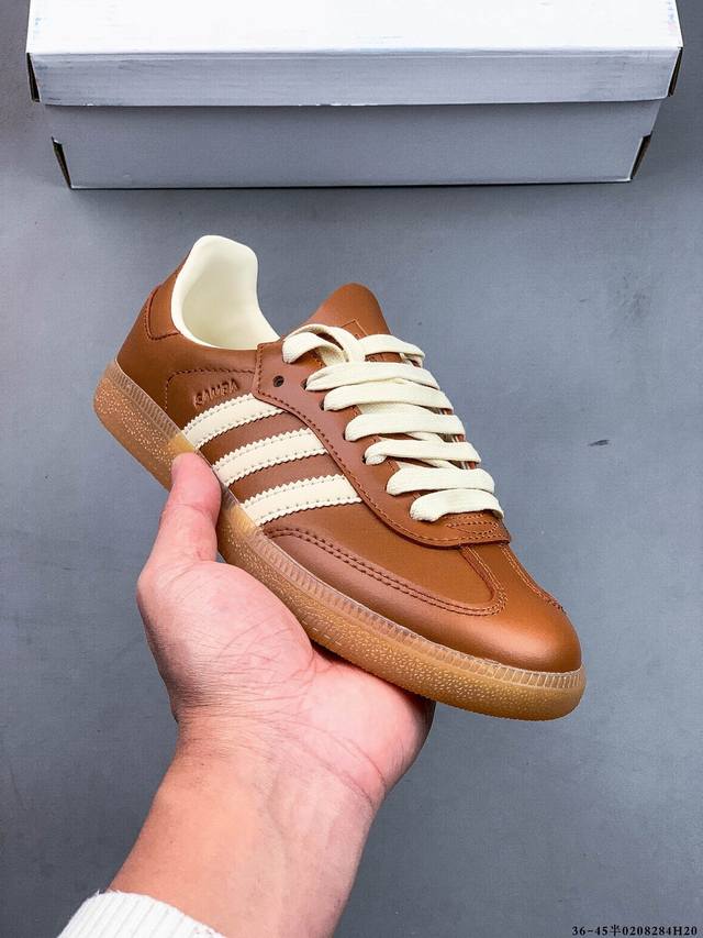 二层真标！Adidas Samba Og 经典鞋款 Adidas 近70年的经典Samba Og 修长的鞋楦,略微尖尖的鞋头,翻毛皮的鞋头拼接,这些我们都看得到