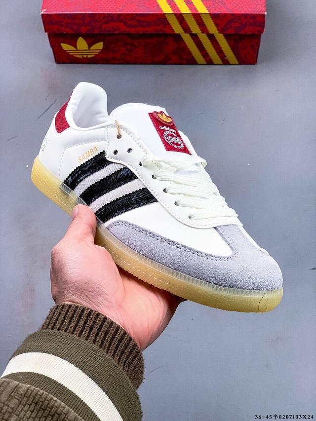 二层真标！Adidas Samba Og 经典鞋款 Adidas 近70年的经典Samba Og 修长的鞋楦,略微尖尖的鞋头,翻毛皮的鞋头拼接,这些我们都看得到