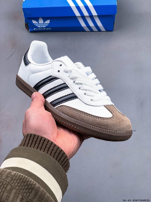 二层真标！Adidas Samba Og 经典鞋款 Adidas 近70年的经典Samba Og 修长的鞋楦,略微尖尖的鞋头,翻毛皮的鞋头拼接,这些我们都看得到