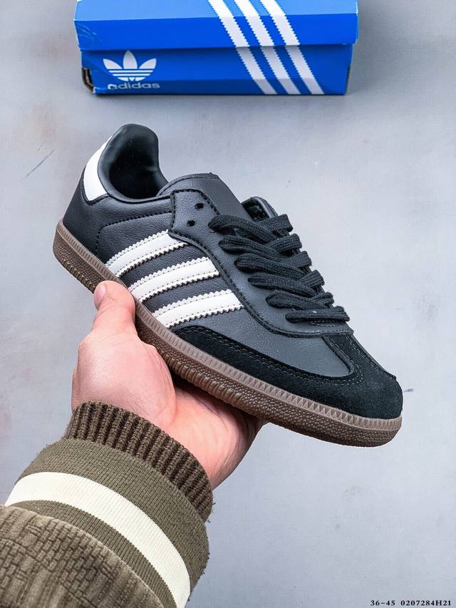 二层真标！Adidas Samba Og 经典鞋款 Adidas 近70年的经典Samba Og 修长的鞋楦,略微尖尖的鞋头,翻毛皮的鞋头拼接,这些我们都看得到