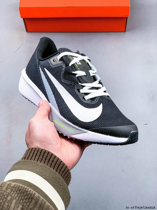 Nike Air Zoom Rival Fly 4 轻量跑鞋 鞋面采用舒适材质，提升上脚体验。鞋身延续了经典款式设计，并加强了鞋面的包裏和支撑性能。鞋底精心打造