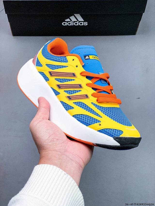 Adidas 新一代 压马路神鞋 的全新厚底跑鞋 Adizero Aruku 正式登场！ 兼具 Adizero 家族专业竞速的厚底鞋身造型，以及夺目的鲜明视觉设