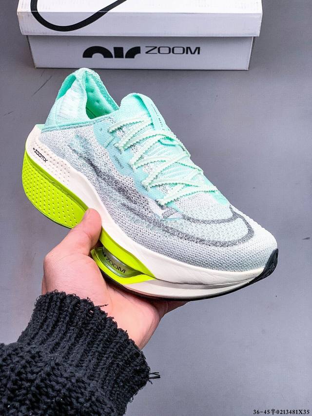 Nike Air Zoom Alphafly Next% 2 整体采用前作的设计语言，并且对后者的细节进行升级，整体设计大概包括三点：Nike Air Zoom