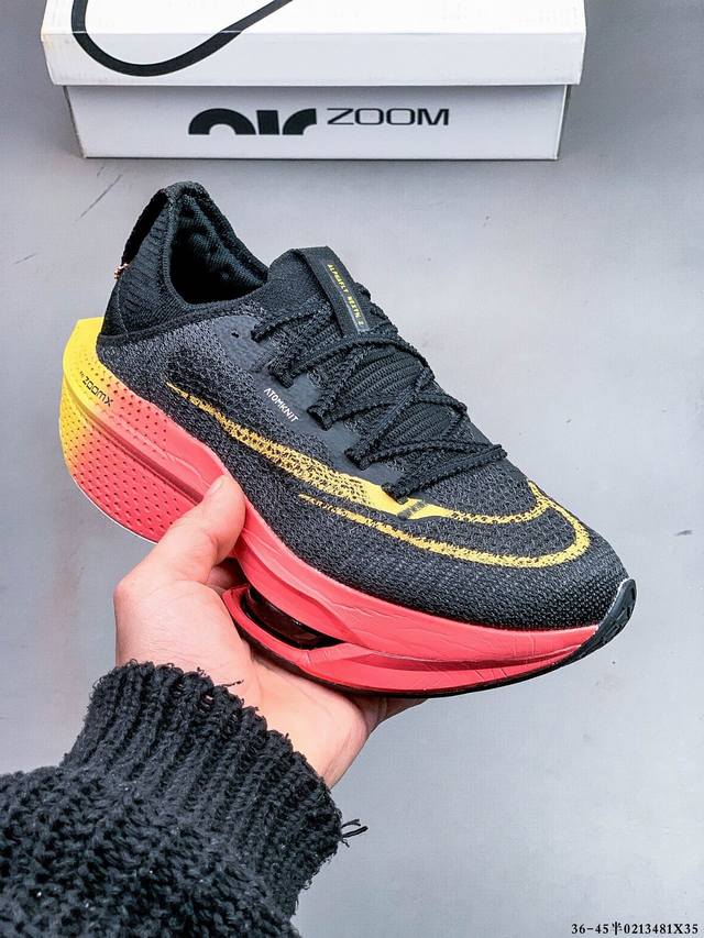 Nike Air Zoom Alphafly Next% 2 整体采用前作的设计语言，并且对后者的细节进行升级，整体设计大概包括三点：Nike Air Zoom