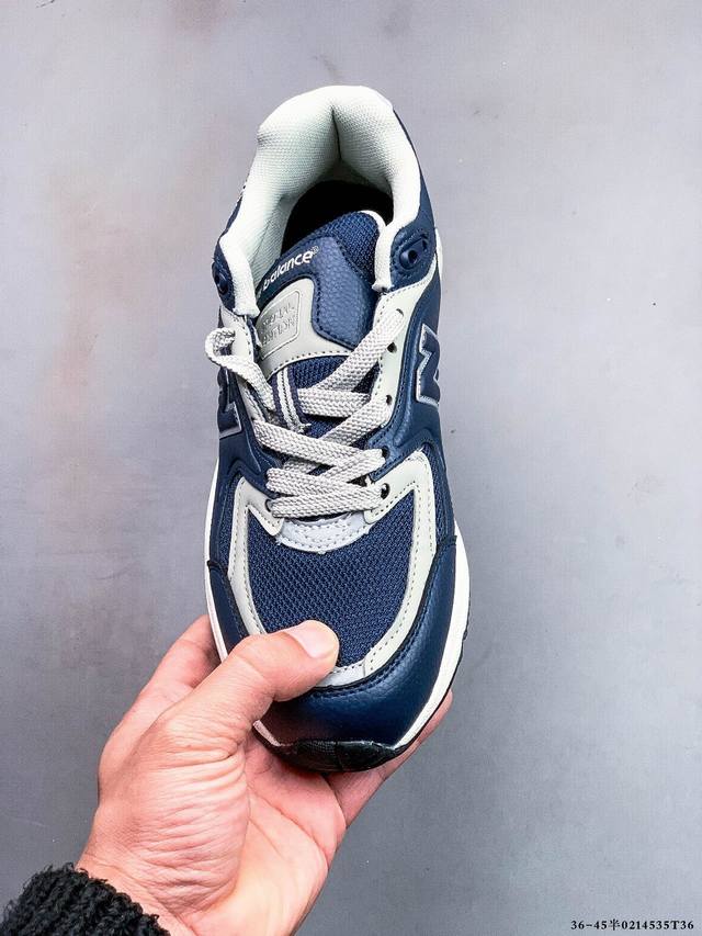 公司级！New Balance M2000跑鞋 沿袭了面世之初的经典科技，以 Encap 中底配以升级版 N-Ergy 缓震物料。鞋面则采用特色的柔软麂皮搭以