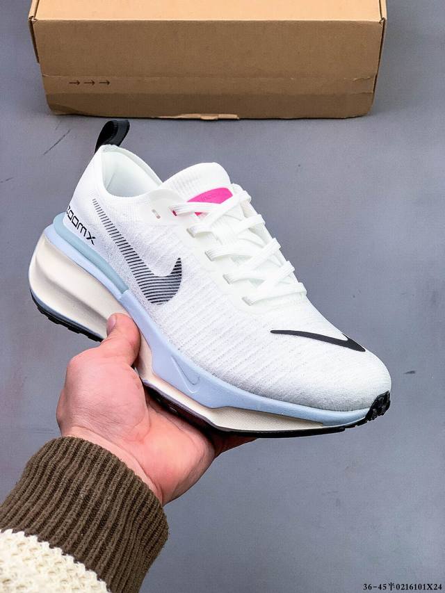 Nike Zoomx Invincible Run Fk 3机能风格 跑步鞋搭载柔软泡绵，在运动中为你塑就缓震脚感。设计灵感源自日常跑步者，提供稳固支撑力和非凡