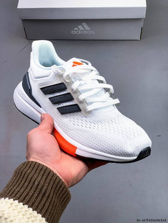 阿迪达斯 Adidas Eq21 Run Yy 系列街头网布透气时尚运动慢跑鞋。经典复古的外观，打造街头跑鞋时尚感，后跟嵌入了Tpu，支撑锁定双脚。搭载Runn