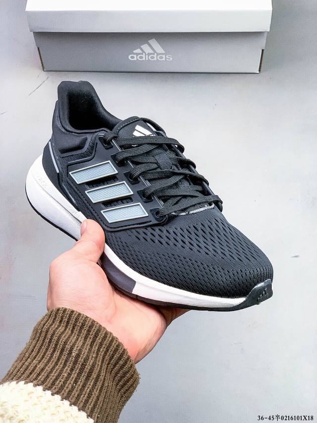 阿迪达斯 Adidas Eq21 Run Yy 系列街头网布透气时尚运动慢跑鞋。经典复古的外观，打造街头跑鞋时尚感，后跟嵌入了Tpu，支撑锁定双脚。搭载Runn