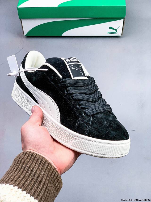 彪马Puma Suede Xl 全新休闲板鞋！鞋身通体采用细腻的麂皮材质，厚实柔软，质感出众；鞋侧保留Puma标志性跑道图案，侧面与后跟点缀金属色Puma Lo