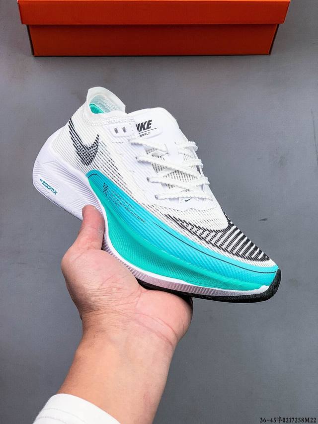 耐克Nike Zoomx Vaporfly Next% 轻质马拉松运动跑鞋。利用各种大数据打造鞋底，创造了一种全新的轻质材料，并在保持鞋子重量不变的情况下增加了