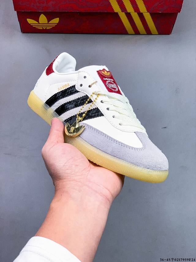 二层真标！Adidas Samba Og 经典鞋款 Adidas 近70年的经典Samba Og 修长的鞋楦,略微尖尖的鞋头,翻毛皮的鞋头拼接,这些我们都看得到