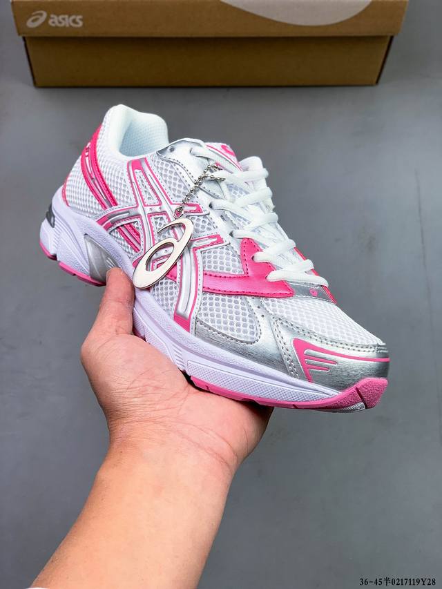 Asics Gel-1130 亚瑟士新款运动跑步鞋 Asics Gel-1130可以称得上是复古美学的入门代表作，它所呈现的是千禧年后期的时代变迁风格。 整双鞋 - 点击图像关闭