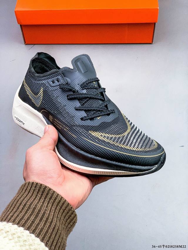 耐克Nike Zoomx Vaporfly Next% 轻质马拉松运动跑鞋。利用各种大数据打造鞋底，创造了一种全新的轻质材料，并在保持鞋子重量不变的情况下增加了