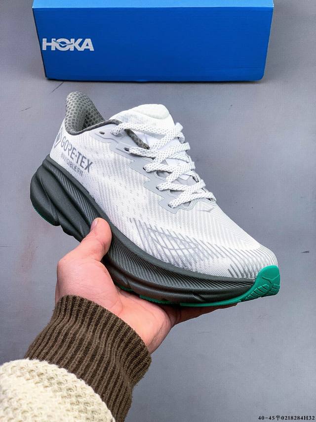 Hoka One One 克利夫顿9 轻量级缓震跑步鞋！鞋款延续克利夫顿的最佳品质，继续呈现极致柔软和超凡轻盈的完美组合。 全新的鞋面加大透气网孔，提升后跟部位