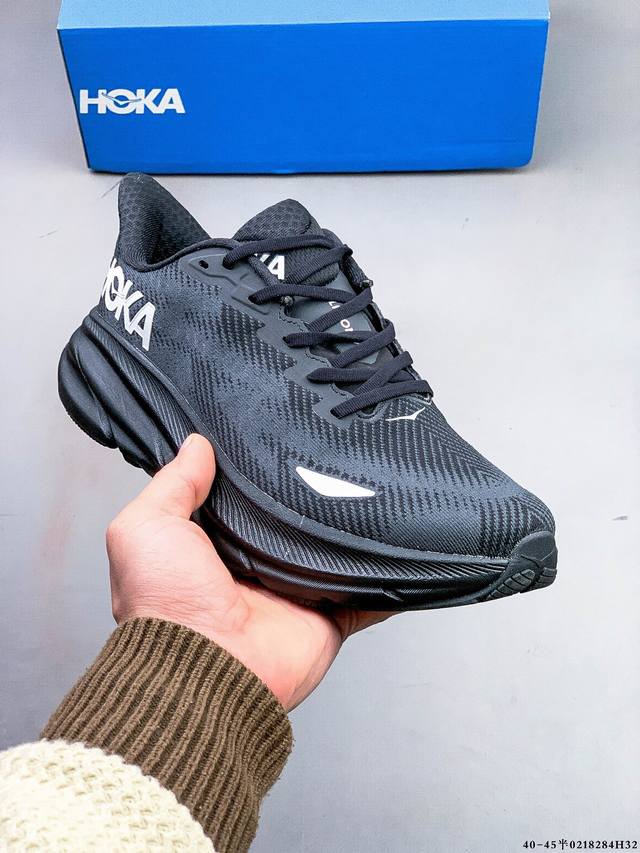 Hoka One One 克利夫顿9 轻量级缓震跑步鞋！鞋款延续克利夫顿的最佳品质，继续呈现极致柔软和超凡轻盈的完美组合。 全新的鞋面加大透气网孔，提升后跟部位