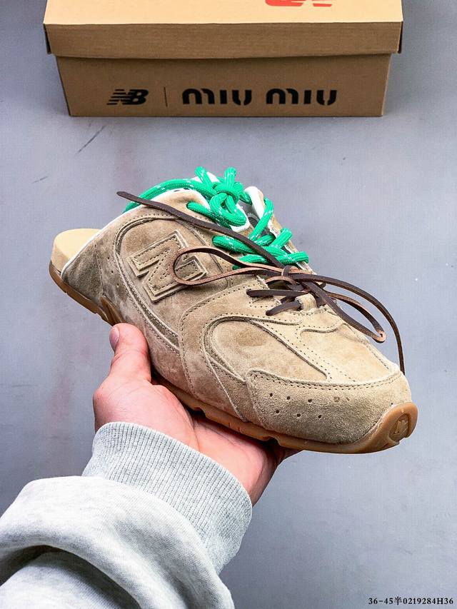 公司级！Miu Miu X New Balance 530 Mules 穆勒鞋 全新亮相的 薄底半托 在造型方面基本延续了前代 完全体 Miu Miu X Nb