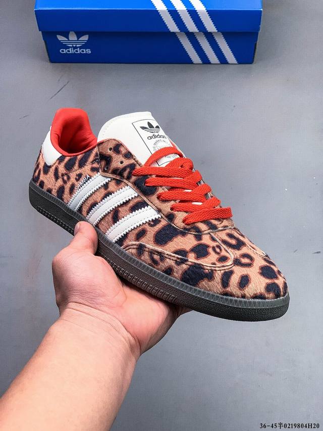 二层真标！Adidas Samba Og 经典鞋款 Adidas 近70年的经典Samba Og 修长的鞋楦,略微尖尖的鞋头,翻毛皮的鞋头拼接,这些我们都看得到